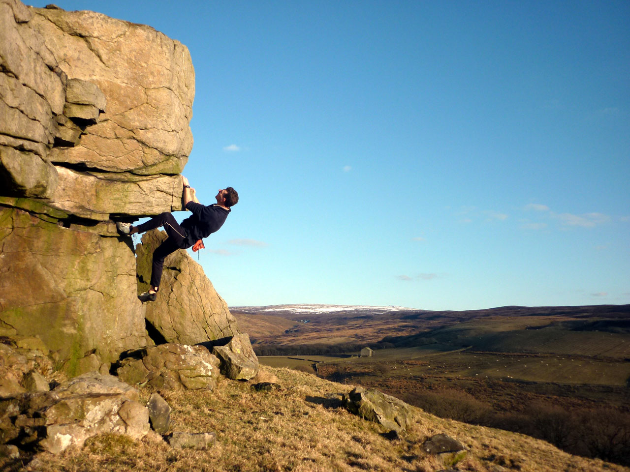 https://commons.wikimedia.org/wiki/File:Bouldering_at_Little_Cragg_-_geograph.org.uk_-_1747920.jpg